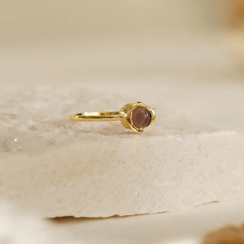 Anel dourado personalizado em close, com pedra central em formato de foto e acabamento refinado.
