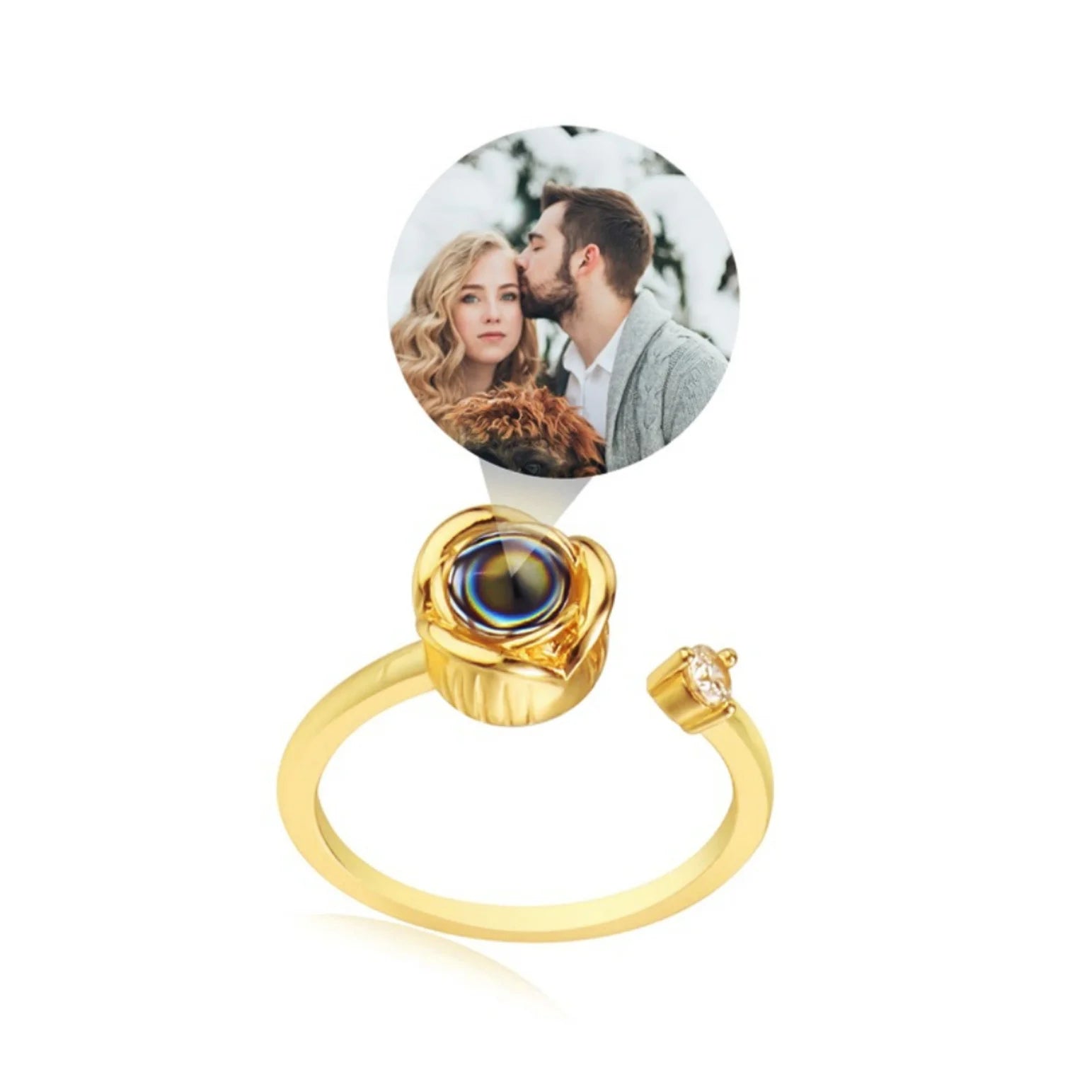Anel feminino dourado personalizado com foto personalizada em formato circular de exemplo e detalhe de pedra central, exibido em fundo branco.