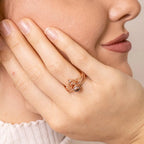 Close do anel feminino rosé personalizado no dedo, com acabamento brilhante e detalhe ornamental da peça.