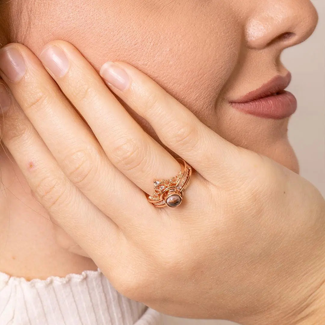 Close do anel feminino rosé personalizado no dedo, com acabamento brilhante e detalhe ornamental da peça.