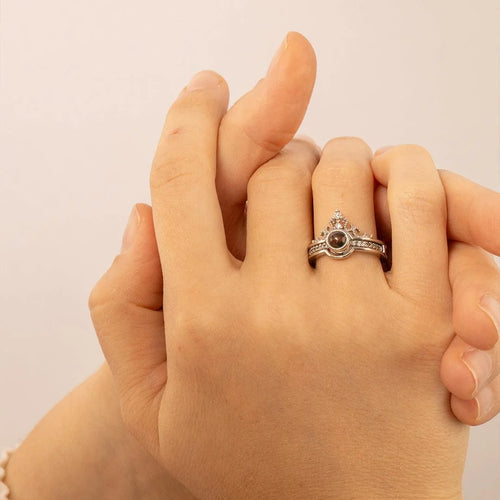Anel feminino de prata personalizado sendo usado na mão, com destaque para o pingente central com foto.