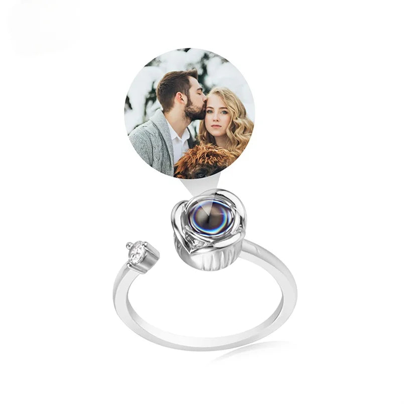 Anel feminino de prata personalizado com rosa eterna e foto circular personalizada de casal no centro da flor.