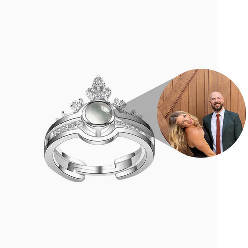 Anel feminino de prata personalizado com foto, em visual de apresentação do produto com imagem circular de casal ao lado.