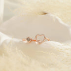 Anel feminino rosé com coração cravejado e espaço central para foto, exibido em fundo claro.