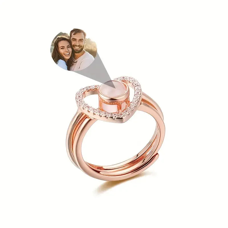 Anel feminino rosé em formato de coração com foto personalizada no centro, em fundo branco.