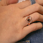Anel feminino rosé em formato de coração com foto personalizada, usado no dedo sobre a mão.