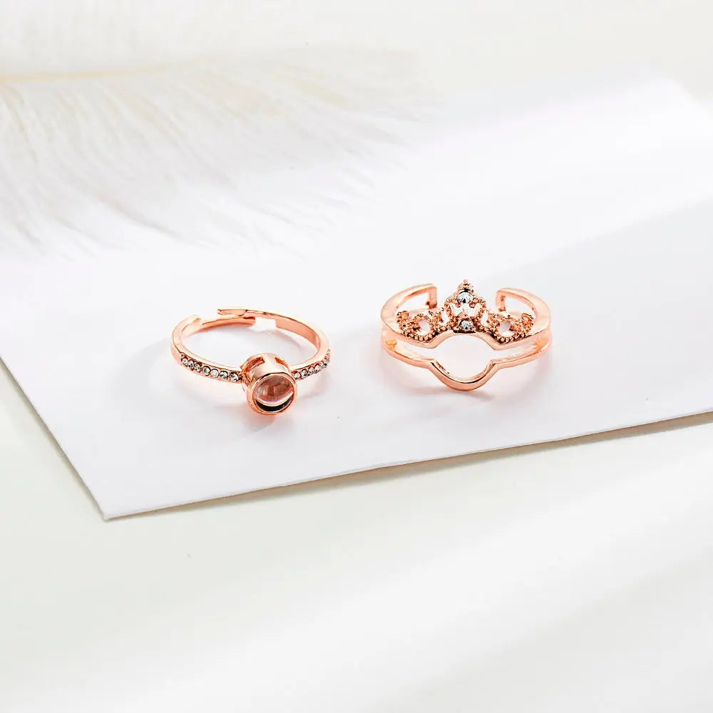 Anel feminino rosé personalizado com compartimento para foto, exibido sobre fundo branco com visual delicado.