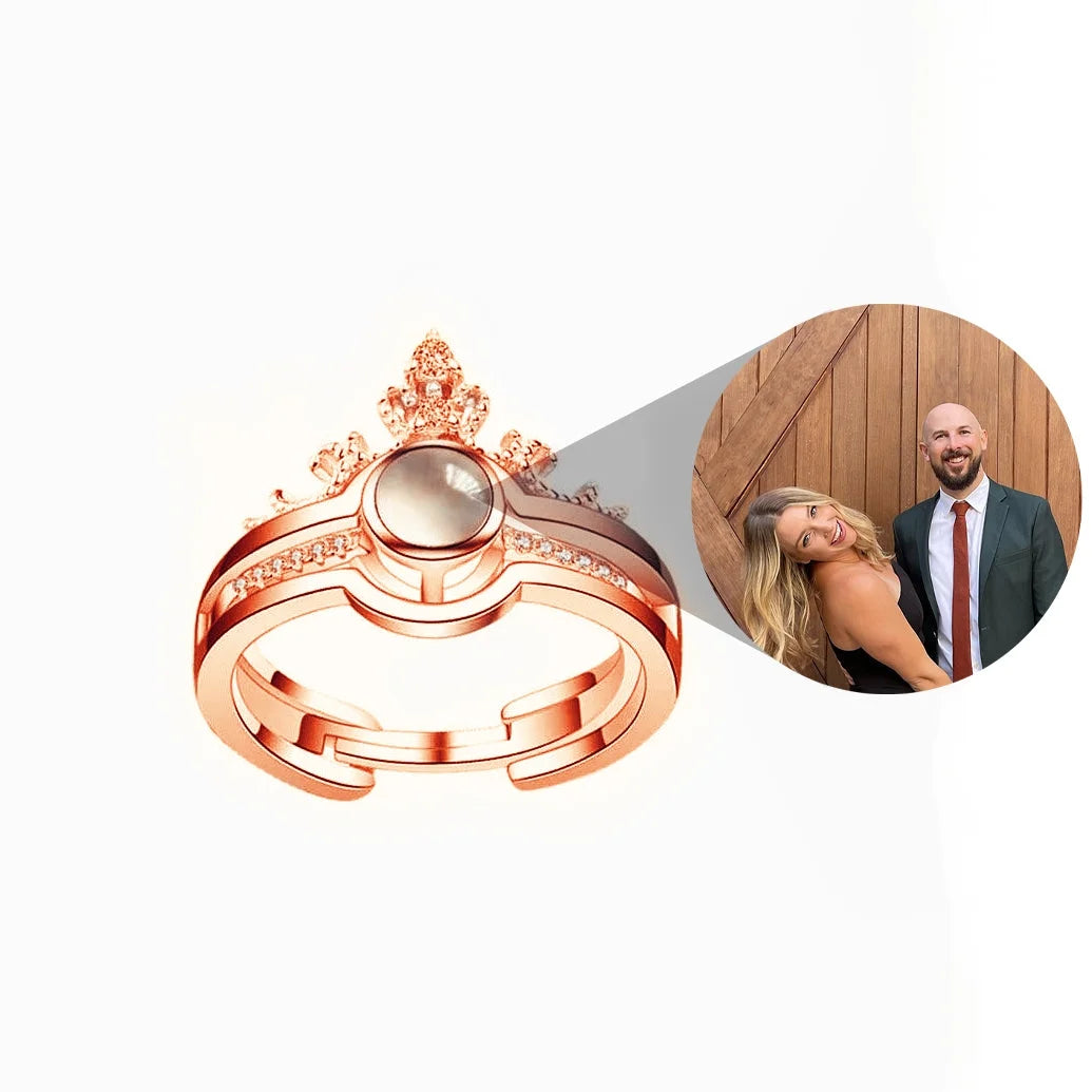 Anel feminino rosé personalizado com foto em destaque, mostrando o design com pedra central e imagem memorial de casal aplicada ao produto.