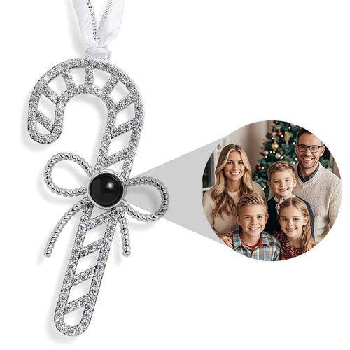 Acessório de árvore de Natal em formato de bengala doce personalizada com foto especial de família, exibido em fundo branco com detalhe de laço e brilho prateado.