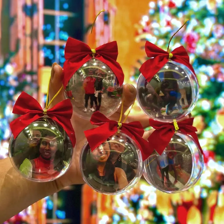 Bola de árvore de Natal personalizada com foto exclusiva, com laço vermelho e imagem impressa no interior.