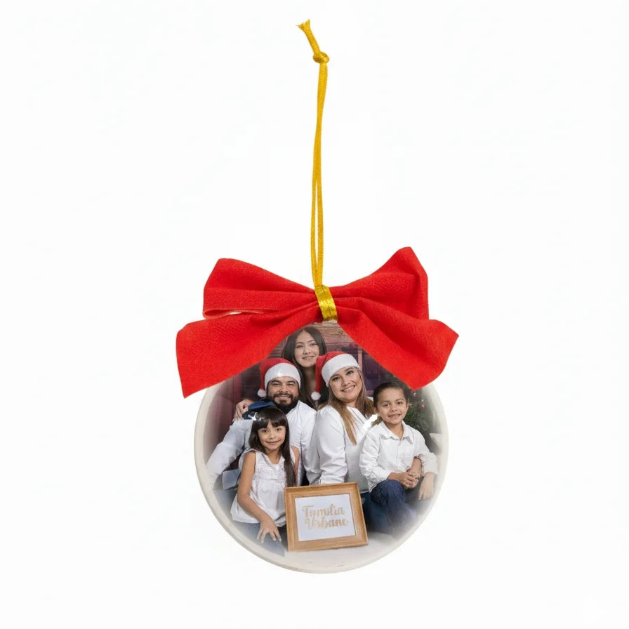 Bola de árvore de Natal personalizada com foto de família e laço vermelho, pendurada por fita dourada.