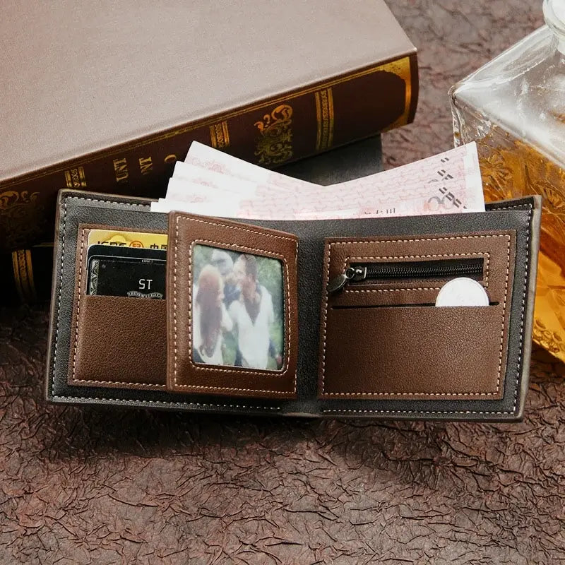 Carteira masculina aberta com compartimentos para cartões, foto e moedas, em tom marrom e cinza.