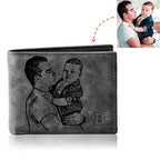 Carteira masculina de couro cinza personalizada com foto gravada de pai segurando bebê, exibida em fundo branco.