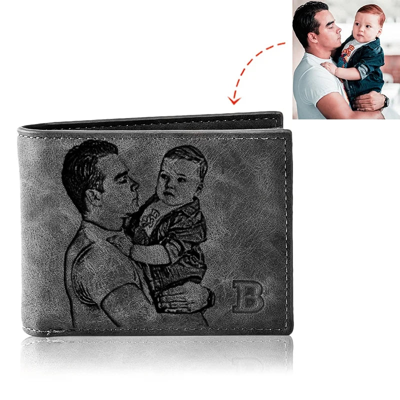 Carteira masculina de couro cinza personalizada com foto gravada de pai segurando bebê, exibida em fundo branco.