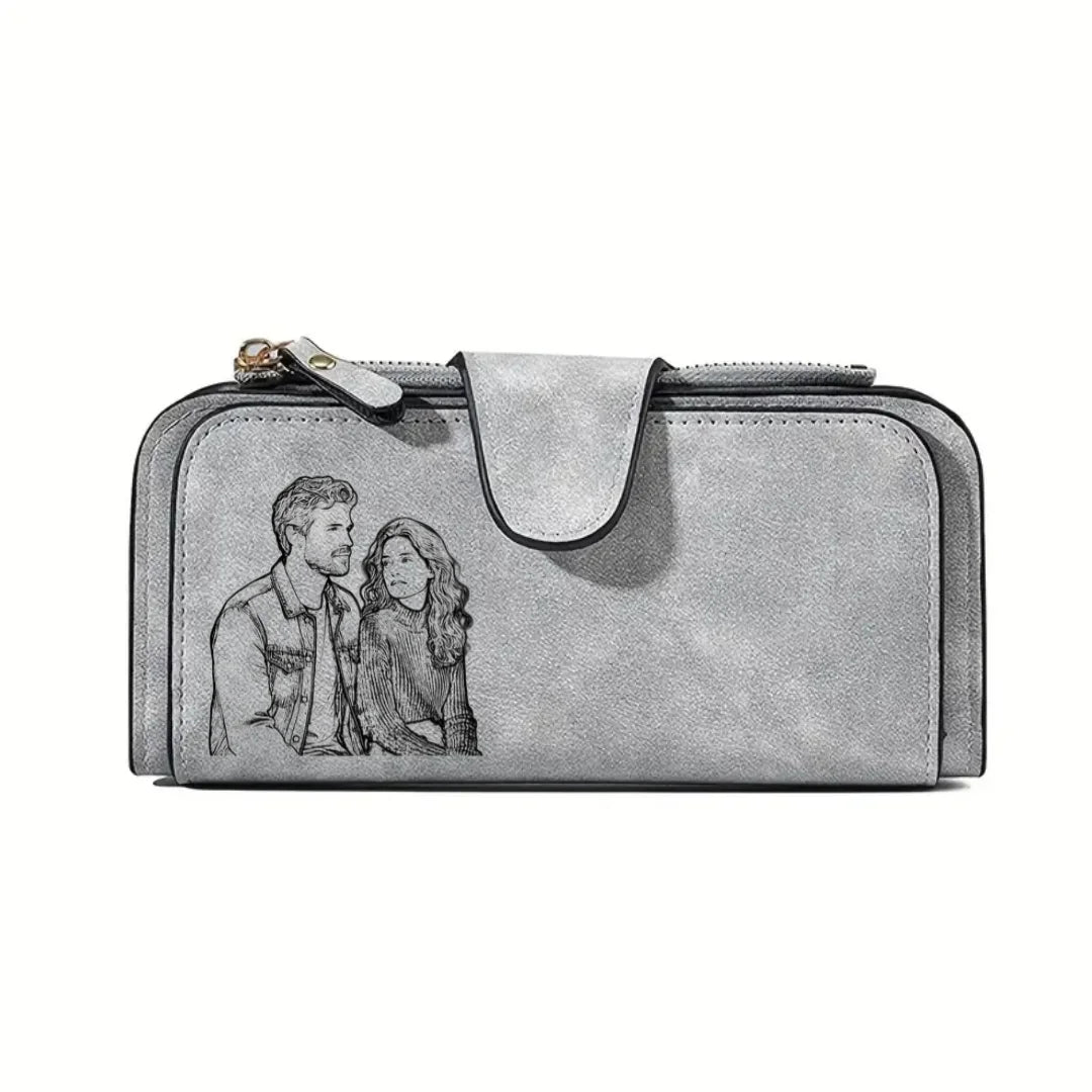 Carteira feminina de couro cinza personalizada com desenho de casal na parte frontal, em fundo branco.
