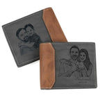 Carteira masculina de couro cinza personalizada com fotos na frente e no verso gravadas e acabamento marrom nas laterais.