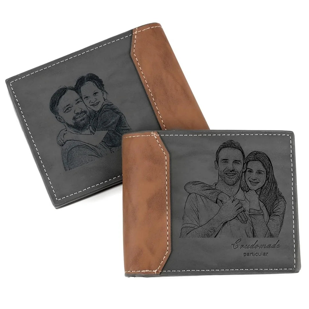 Carteira masculina de couro cinza personalizada com fotos na frente e no verso gravadas e acabamento marrom nas laterais.