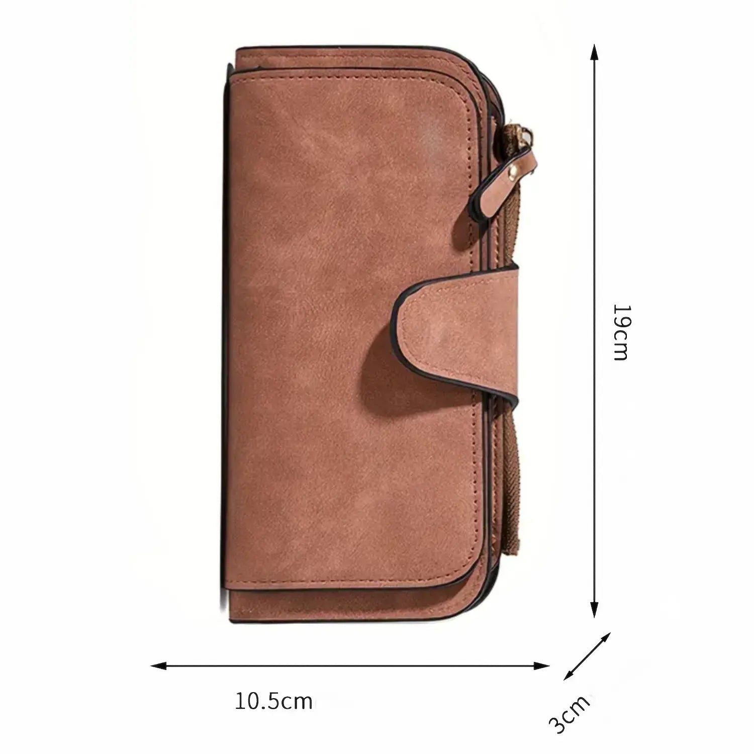 Carteira feminina de couro marrom vista de frente, com aba frontal e indicação das medidas de 19 cm por 10,5 cm.