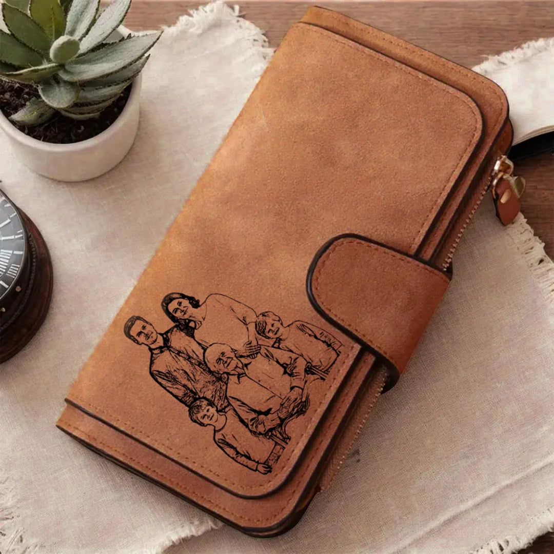 Carteira de couro marrom personalizada com ilustração de família na frente, em foto sobre mesa decorada.