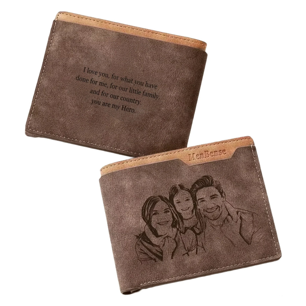 Carteira de couro masculina marrom personalizada com frase gravada na frente, mostrando acabamento rústico e detalhes em tom caramelo.
