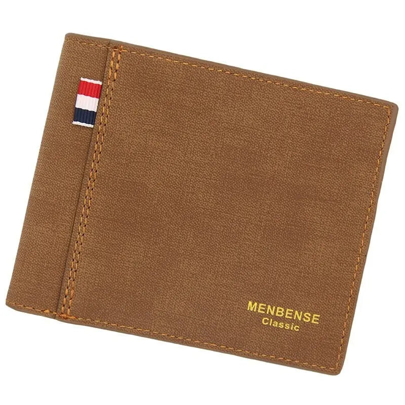 Carteira masculina de couro marrom com acabamento clássico e logo Menbense classic na parte frontal.