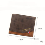 Carteira de couro marrom masculina apresentada com medidas de 11,5 cm por 9,5 cm e espessura de 1,5 cm.