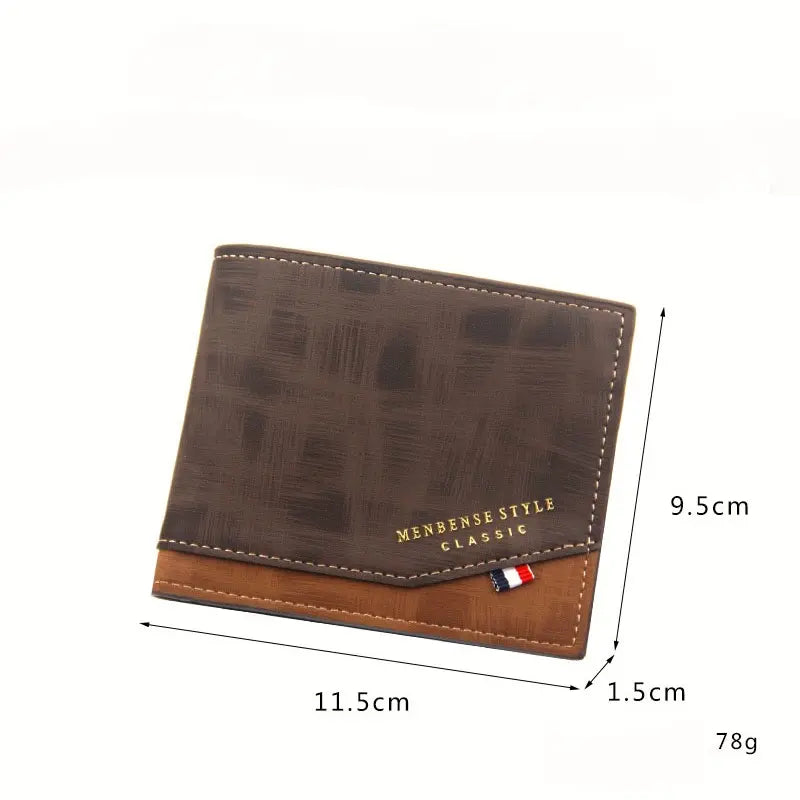 Carteira de couro marrom masculina apresentada com medidas de 11,5 cm por 9,5 cm e espessura de 1,5 cm.