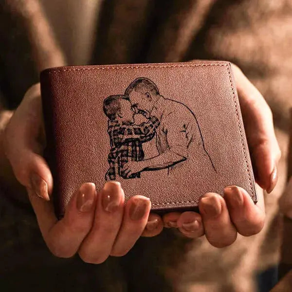 Carteira masculina de couro marrom personalizada com foto em relevo, sendo segurada nas mãos em close-up.