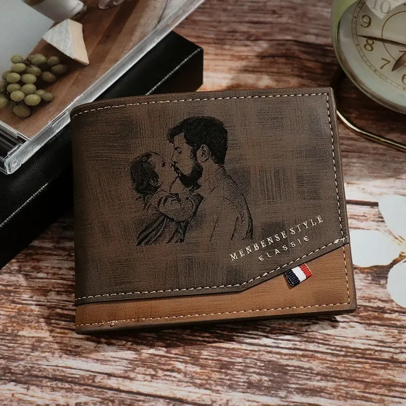 Carteira masculina de couro marrom personalizada com estampa frontal e detalhe de acabamento costurado.
