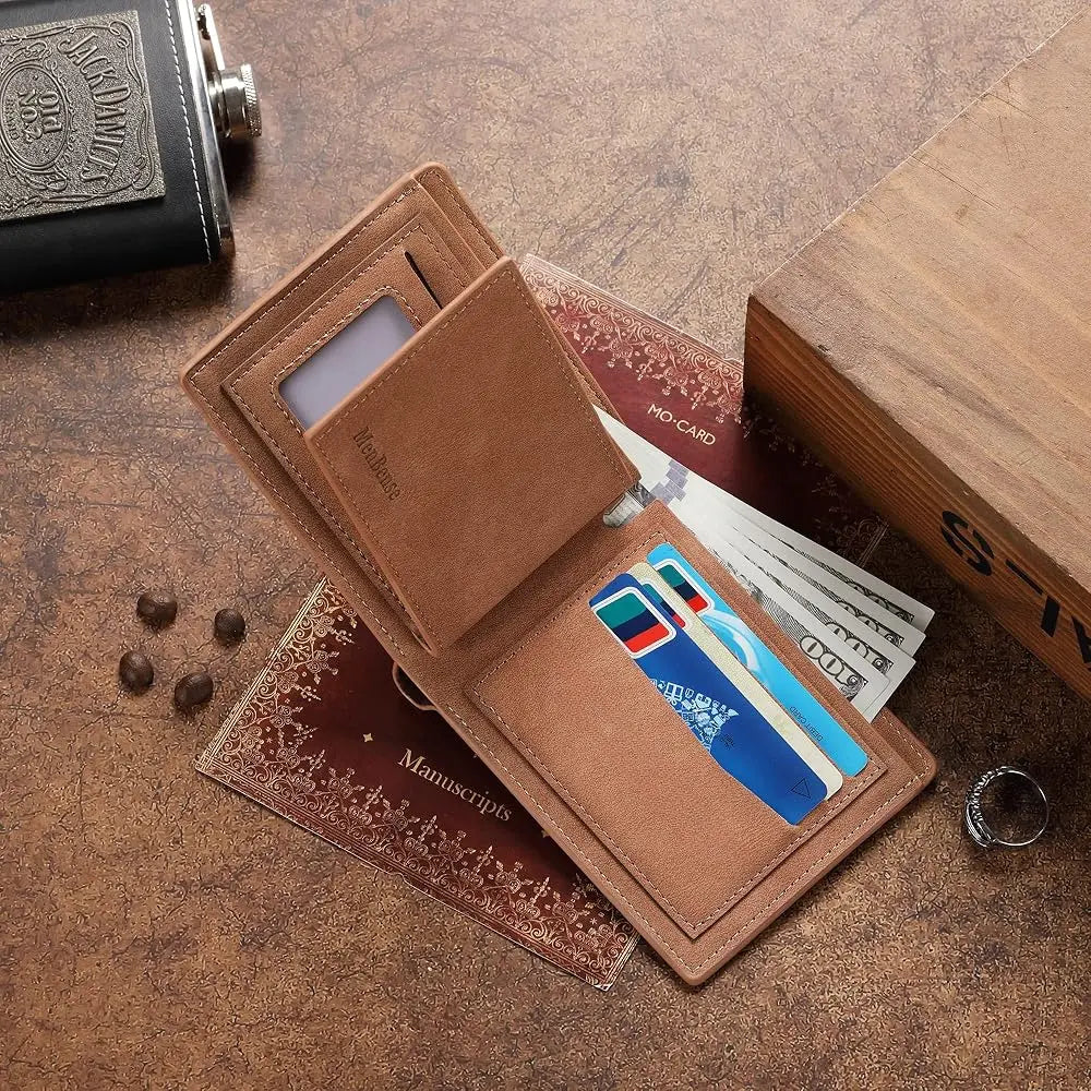 Carteira de couro masculina marrom claro aberta, com compartimentos para cartões e notas, exibida sobre mesa decorativa.