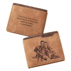 Carteira de couro masculina marrom claro personalizada com frase gravada na frente, vista fechada em fundo branco.