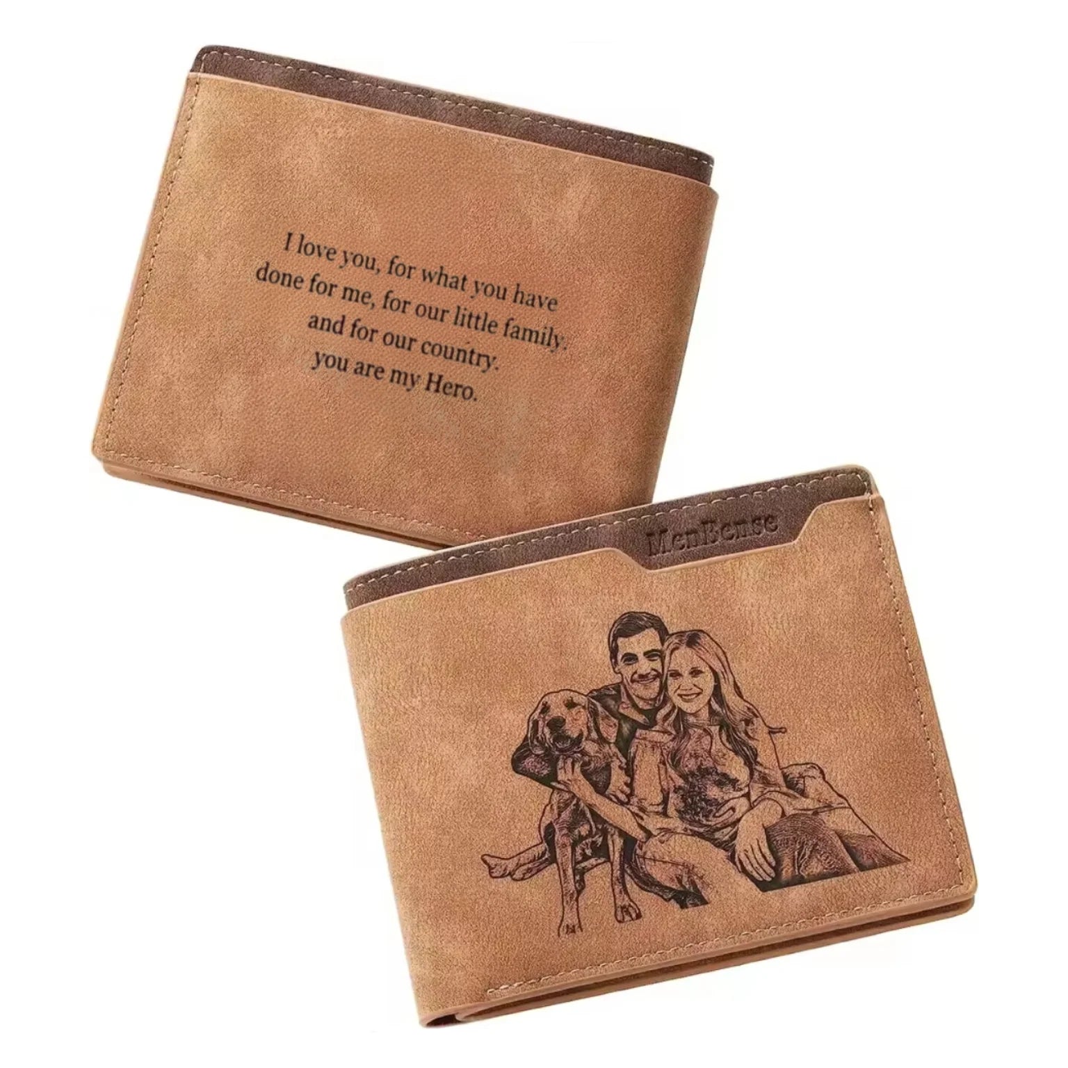 Carteira de couro masculina marrom claro personalizada com frase gravada na frente, vista fechada em fundo branco.