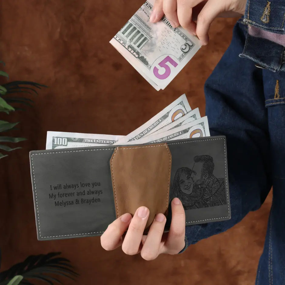 Carteira masculina de couro personalizada aberta, com dinheiro sendo guardado e gravações de foto e mensagem.