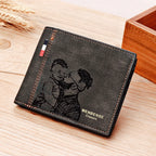 Carteira masculina preta de couro com personalização gravada de pai com bebê, vista sobre mesa de madeira.