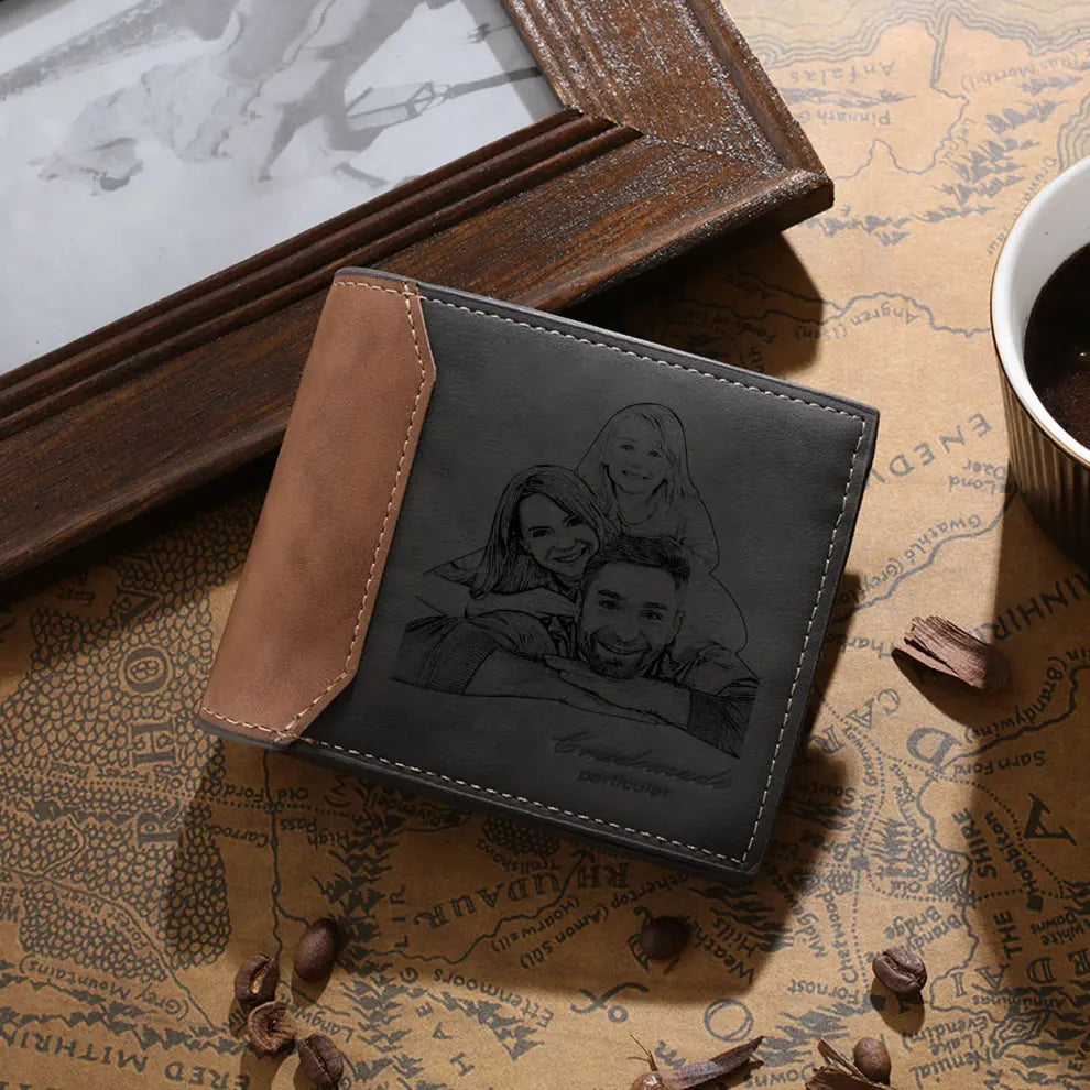 Carteira de couro masculina cinza personalizada com foto gravada, posicionada sobre superfície decorativa de madeira.