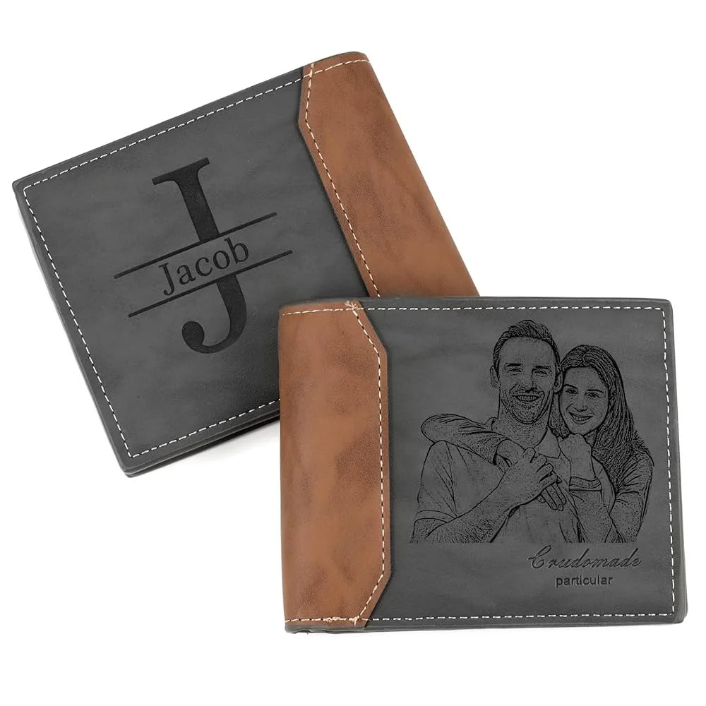Carteira masculina de couro cinza personalizada com inicial do nome na parte de trás e foto gravadas na parte frontal.