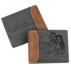Carteira de couro masculina cinza personalizada com foto gravada de casal na frente e mensagem especial no verso.