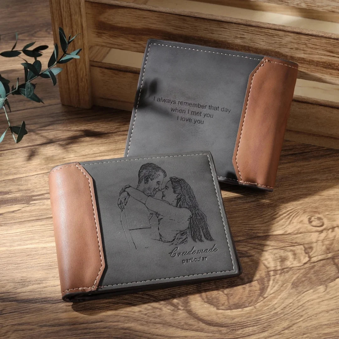 Carteiras de couro masculina cinza personalizadas exibidas sobre mesa de madeira, com gravação de foto e frase especial.