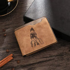 Carteira de couro masculina marrom claro personalizada com gravação de pai e filho sobre mesa de madeira.