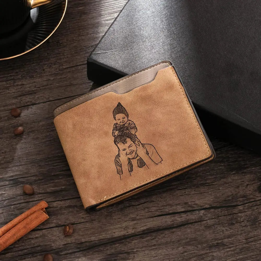 Carteira de couro masculina marrom claro personalizada com gravação de pai e filho sobre mesa de madeira.
