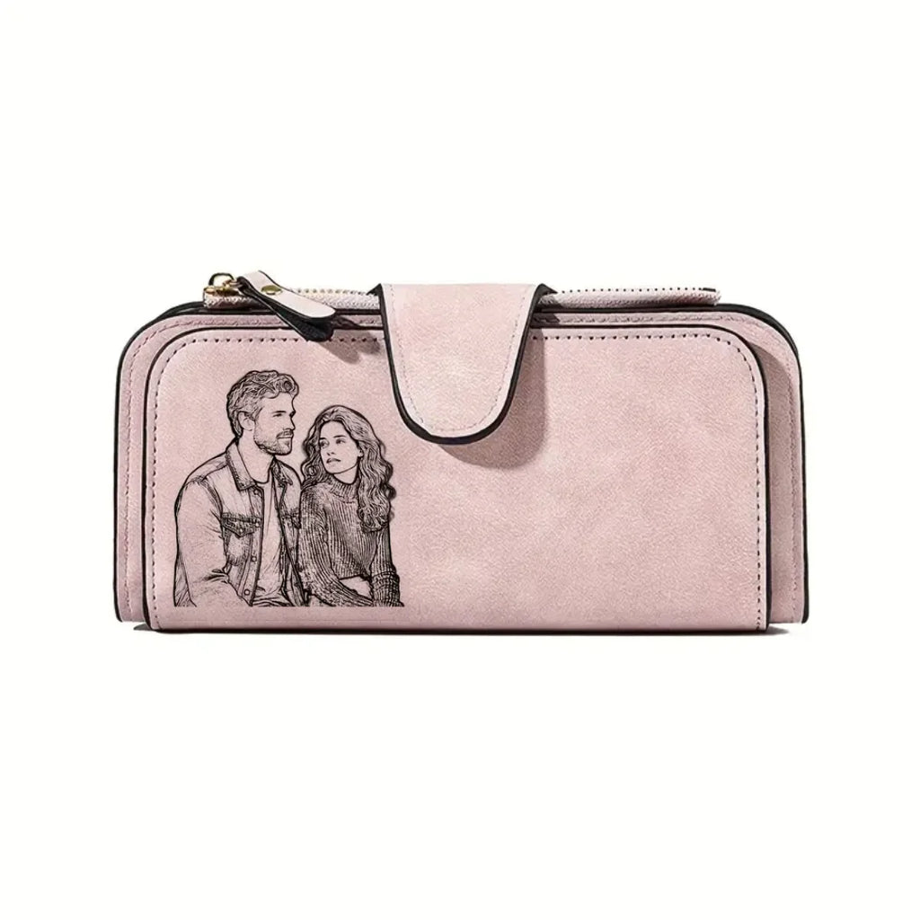 Carteira feminina de couro rosa personalizada com desenho de casal na frente.