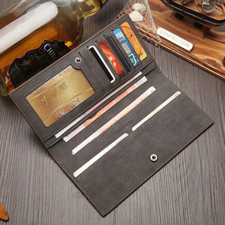 Carteira feminina cinza aberta com compartimentos para cartões, janela de identificação e bolso interno em sobre uma mesa.