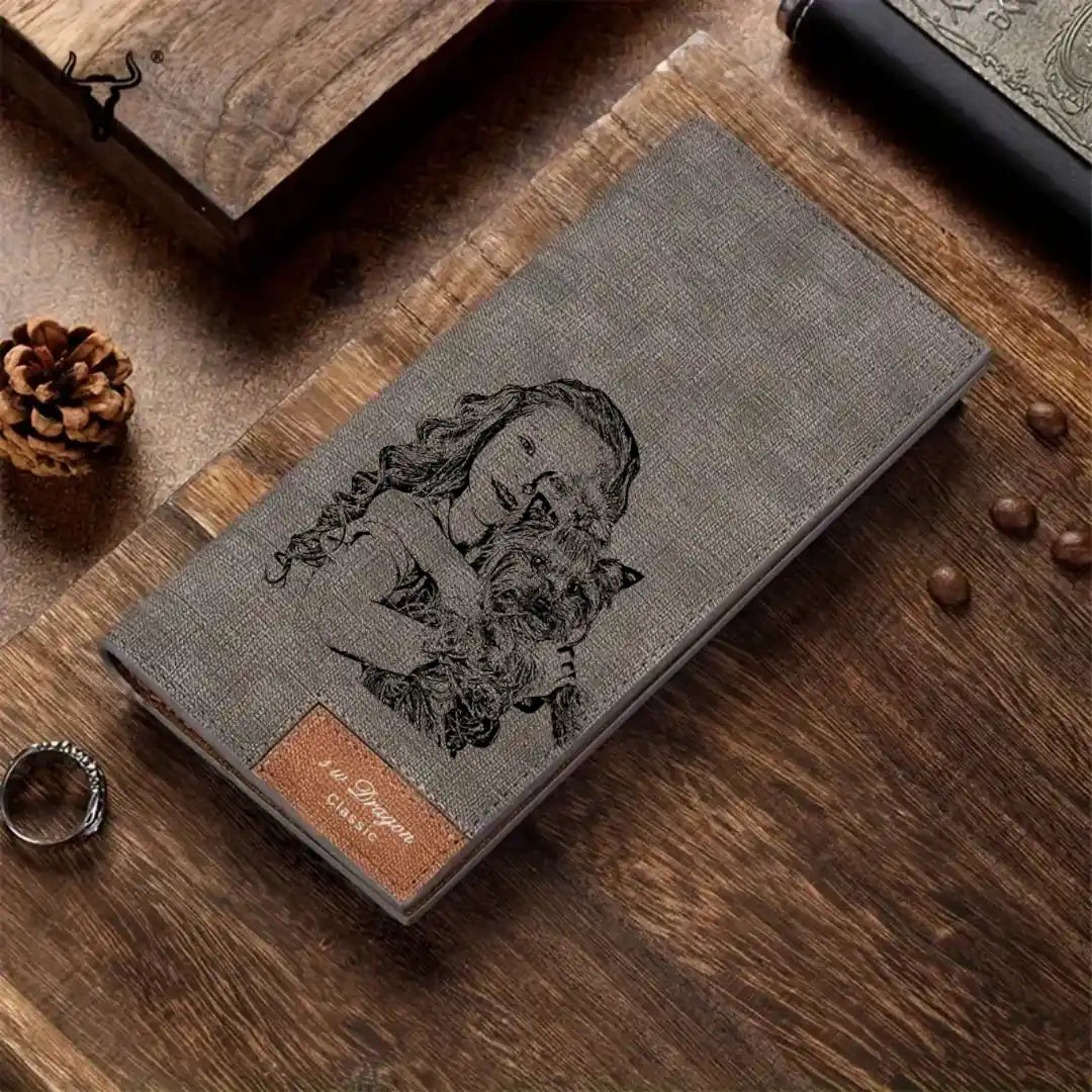 Carteira feminina cinza personalizada fechada sobre mesa de madeira, com estampa frontal e etiqueta decorativa.