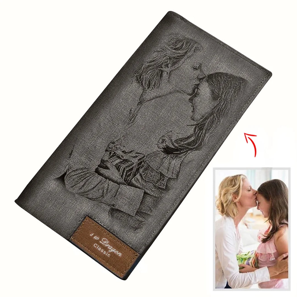 Carteira feminina cinza personalizada com gravação de mãe e filha na frente, mostrada em fundo branco com detalhe de apresentação do uso afetivo.