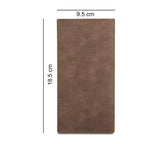 Carteira feminina marrom vista de frente com medidas de 9,5 cm por 18,5 cm em fundo branco.