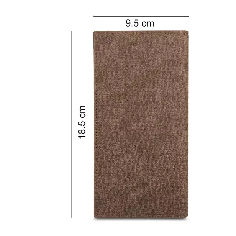Carteira feminina marrom vista de frente com medidas de 9,5 cm por 18,5 cm em fundo branco.
