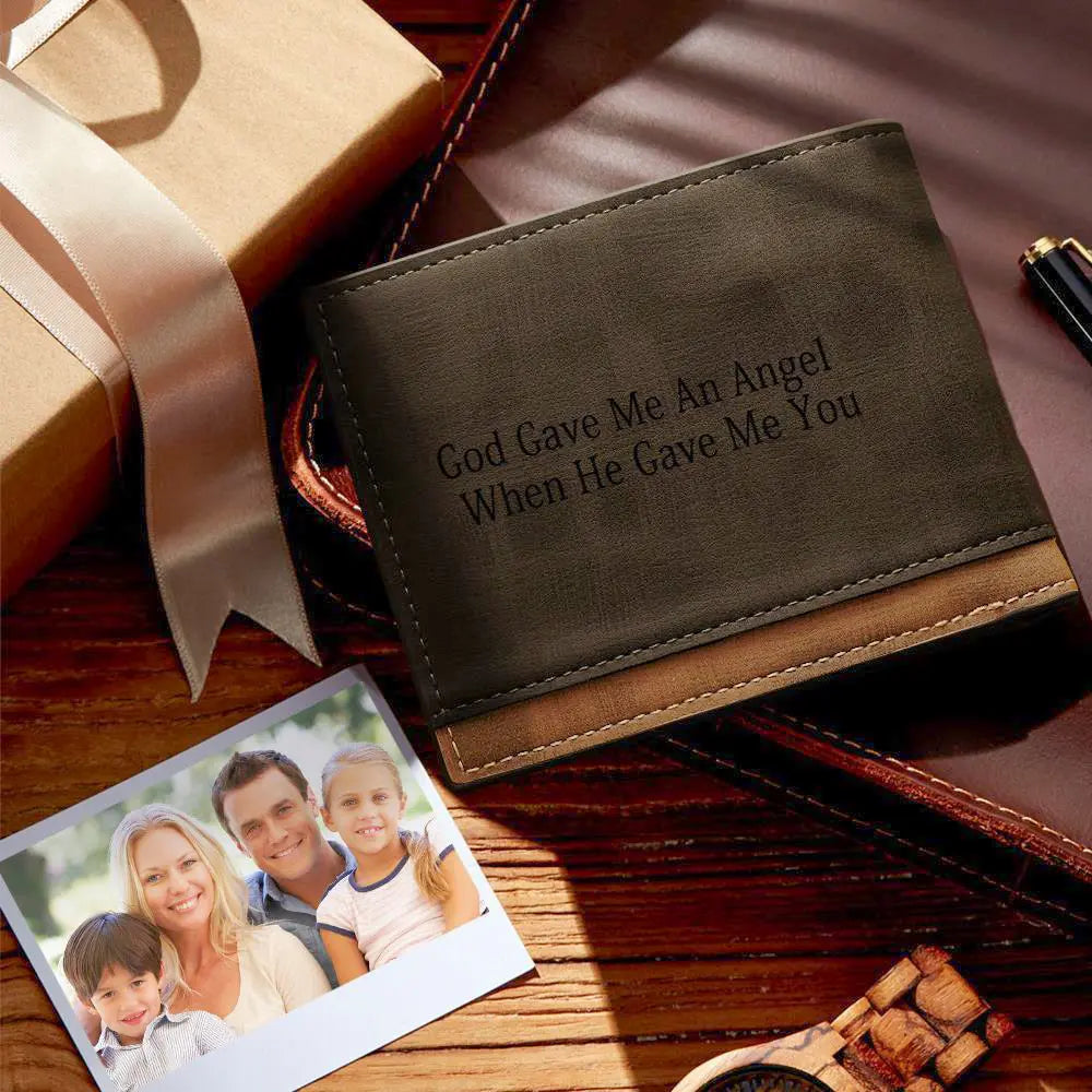 Carteira masculina de couro marrom com gravação personalizada, posicionada sobre mesa com caixa de presente e fotografia ao lado.
