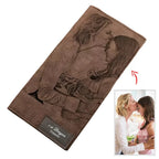 Carteira feminina marrom personalizada com gravação de foto em relevo de mãe e filha na parte frontal.