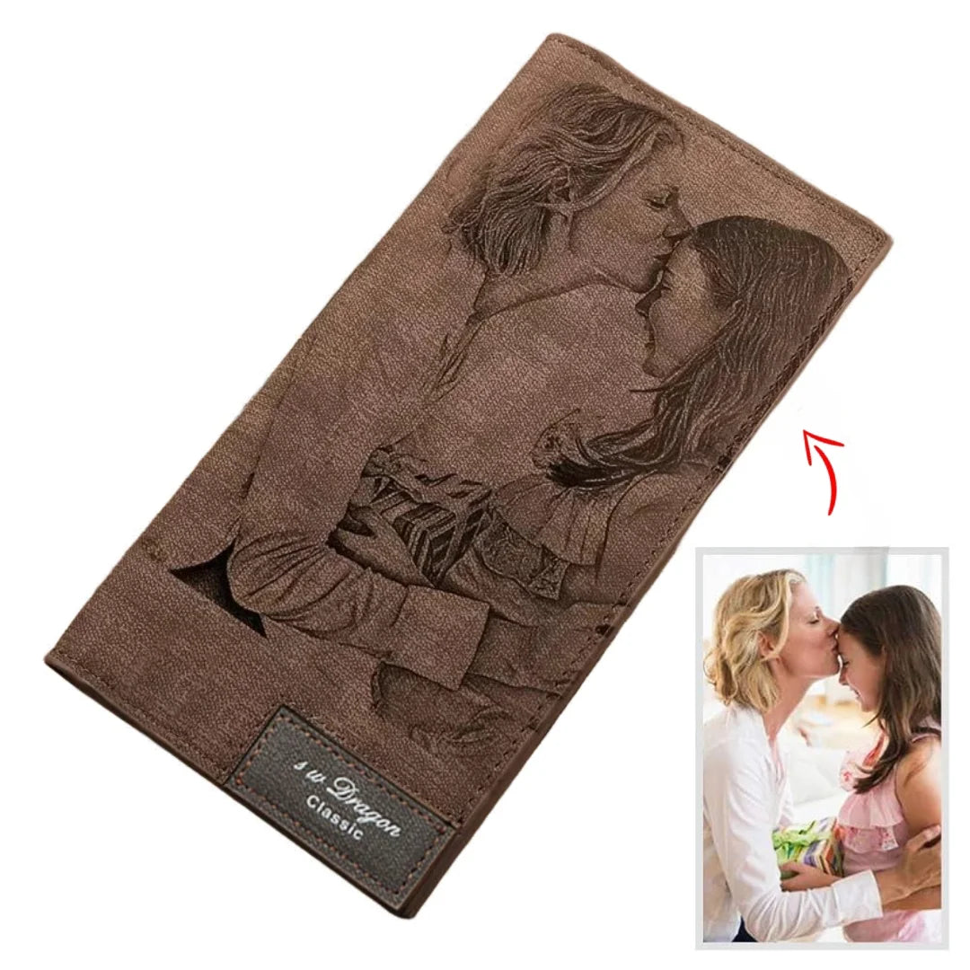 Carteira feminina marrom personalizada com gravação de foto em relevo de mãe e filha na parte frontal.