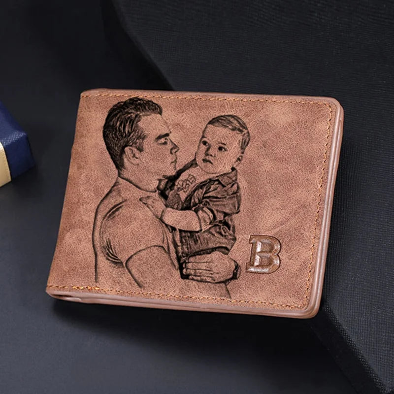 Carteira masculina de couro marrom personalizada com foto gravada, posicionada sobre fundo escuro de tecido.